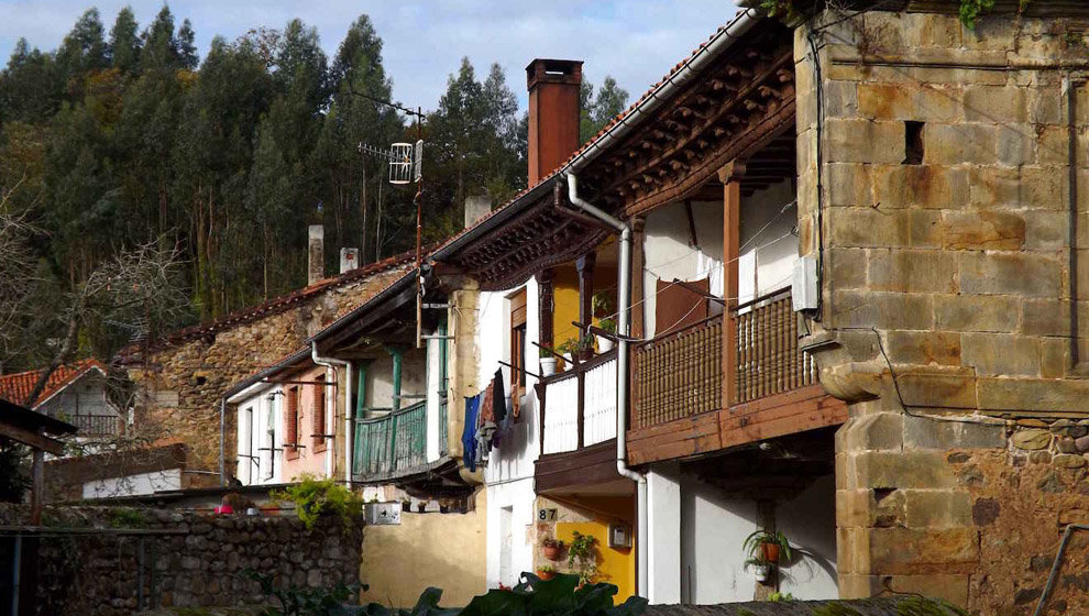 Hilera de casas montañesas en Casar | Foto: Turismo de Cabezón de la Sal