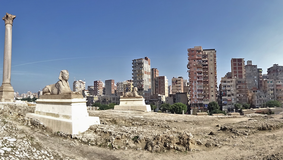 Las ruinas del Serapeion, entre suburbios | Foto: O.L