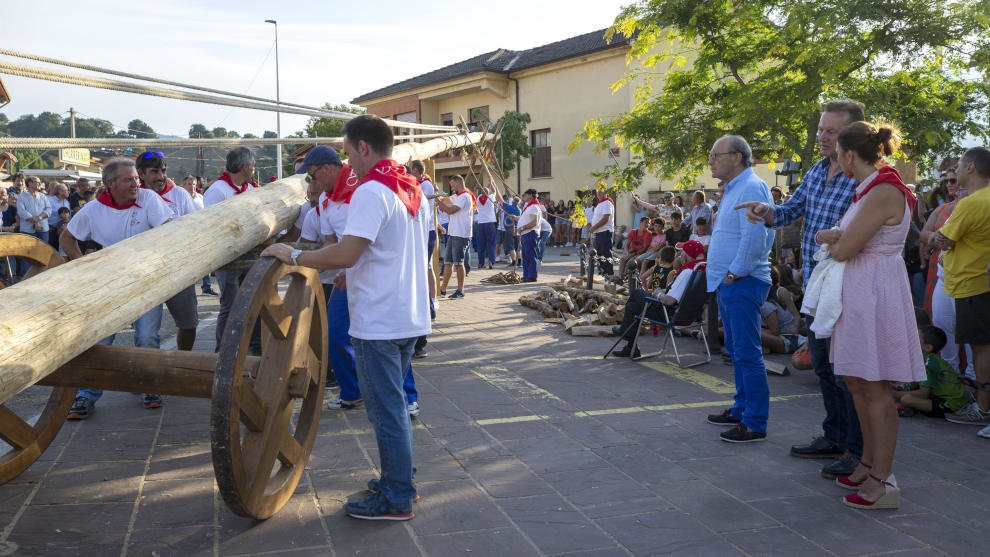 Celebración del tradicional izado de la Maya de Silió (Molledo)