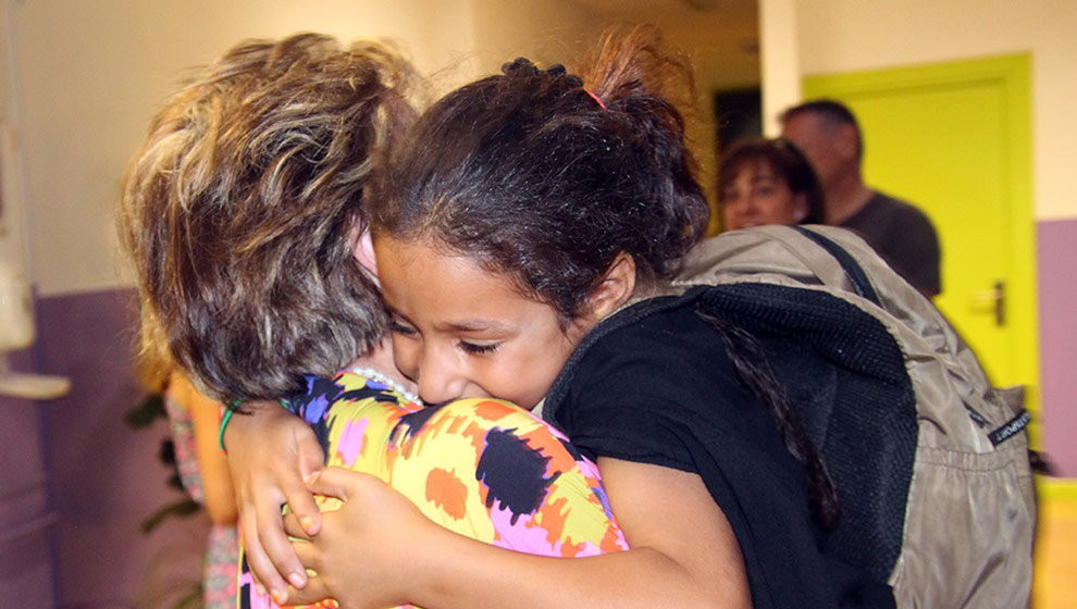 Niños saharauis del programa 'Vacaciones en paz' que pasarán el verano en Cantabria se encuentran con sus familias de acogida