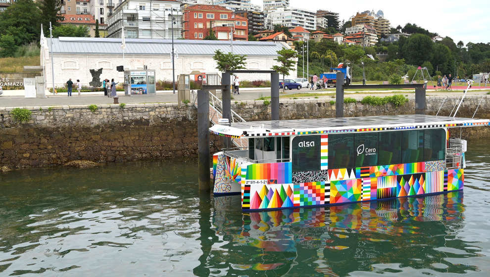 Catamarán 'Bahía Zero' en el dique de Gamazo