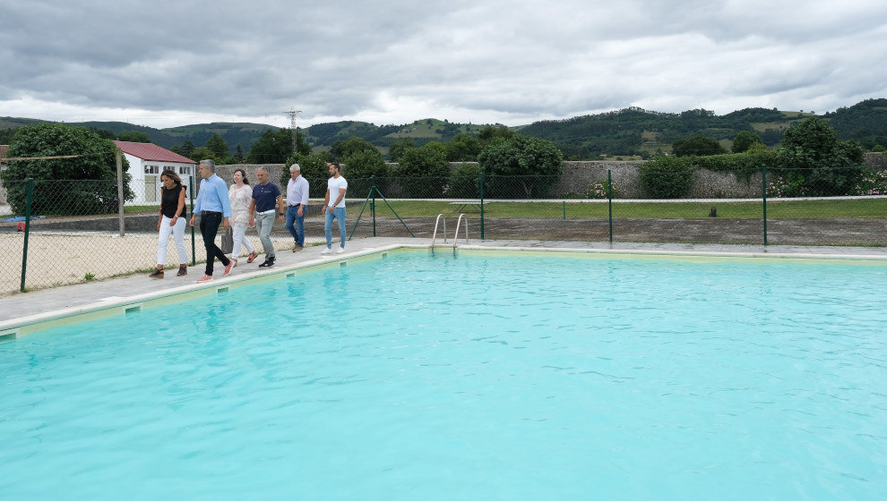 12:30 horas. Solórzano. El vicepresidente y consejero de Universidades, Igualdad, Cultura y Deporte, Pablo Zuloaga, visita la piscina. 27 de julio de 2022 © Raúl Lucio