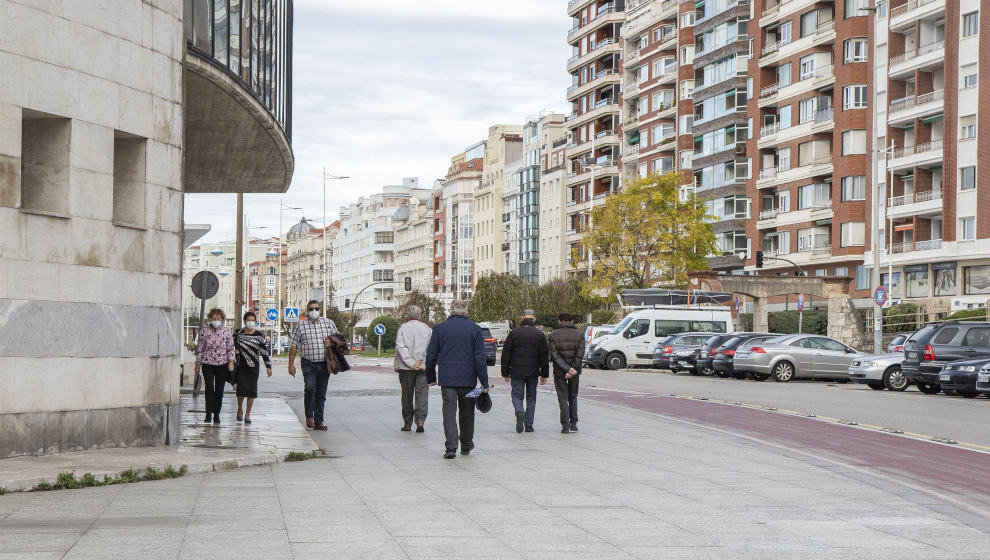 Gente paseando en Cantabria