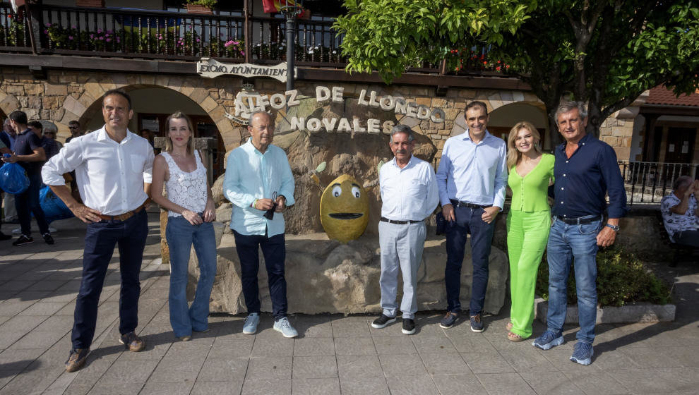 El presidente de Cantabria, Miguel Ángel Revilla; el consejero de Industria, Turismo, Innovación, Transporte y Comercio, Javier López Marcano, en la fiesta de los 'Limones solidarios'