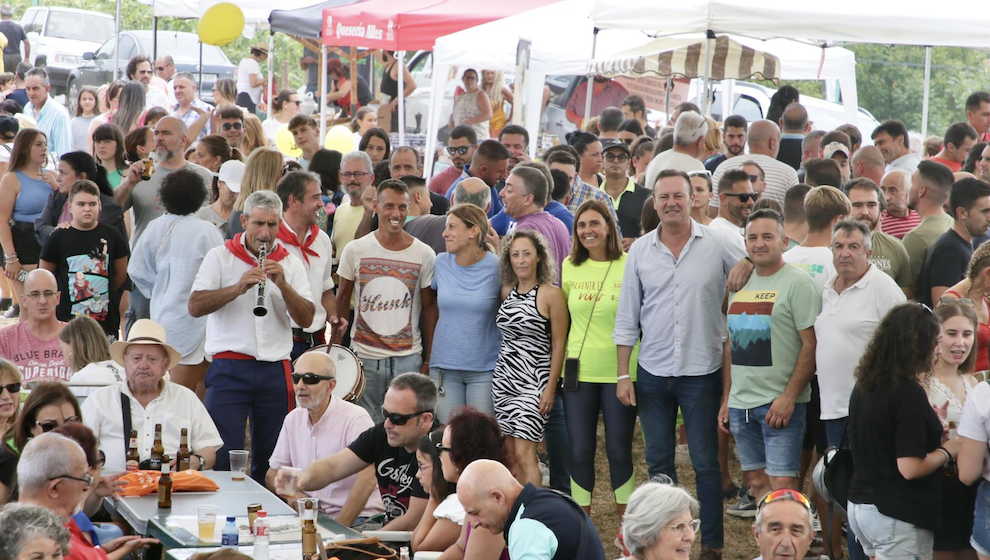 El consejero de Desarrollo Rural, Ganadería, Pesca, Alimentación y Medio Ambiente, Guillermo Blanco, y la consejera de Presidencia y Justicia, Paula Fernández Viaña, en el mercado de Silió