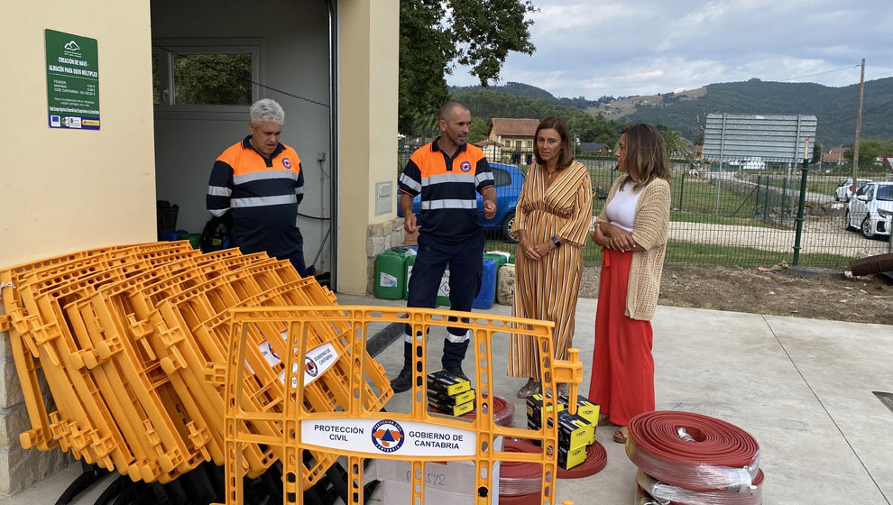 La consejera de Presidencia, Paula Fernández, entrega material a Protección Civil de Solórzano