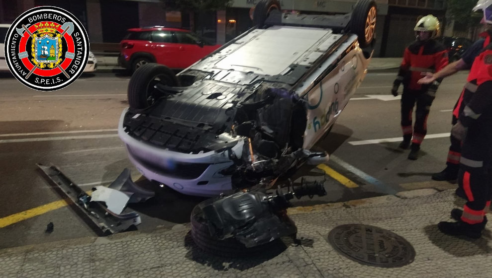 Coche volcado en la calle Castilla | Foto: Bomberos de Santander