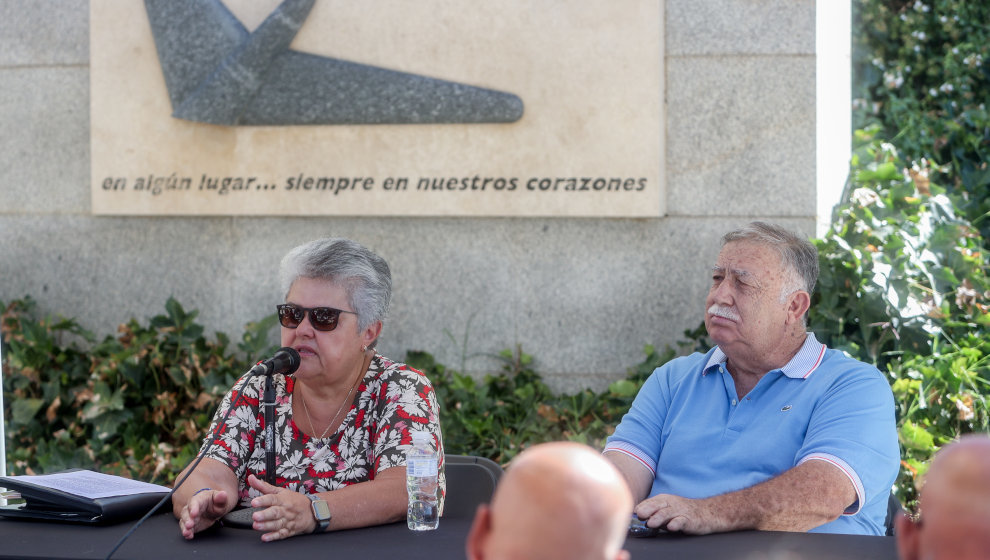 La presidenta de la Asociación de Afectados del Vuelo de Spanair JK5022, Pilar Vera, interviene en rueda de prensa