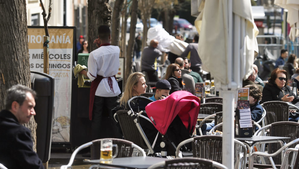 Clientes en una terreza en Cantabria