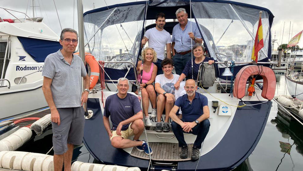 La tripulación al completo del velero Klaudia, antes de su salida de Santander | Foto: Náutica Puerto Gris