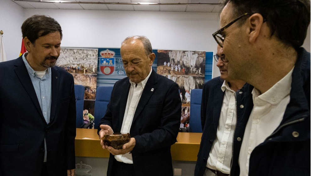 El consejero de Turismo, Javier López Marcano, junto con investigadores de los nuevos trabajos en el yacimiento de ámbar de Rábago-El Soplao