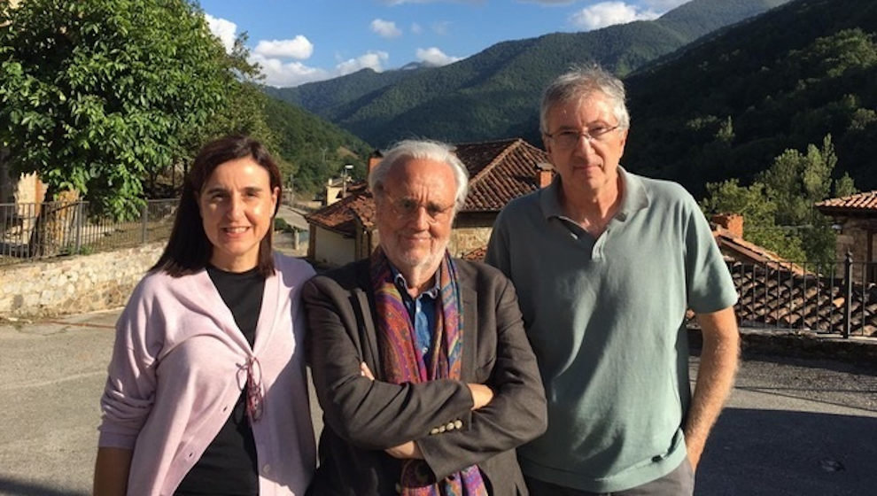 Organizadores del festival de Cine en el Medio Rural con el director Manuel Gutiérrez Aragón