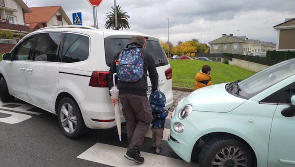 Coches mal aparcados en los accesos a los colegios | Foto: Twitter: @cantabriacnbici