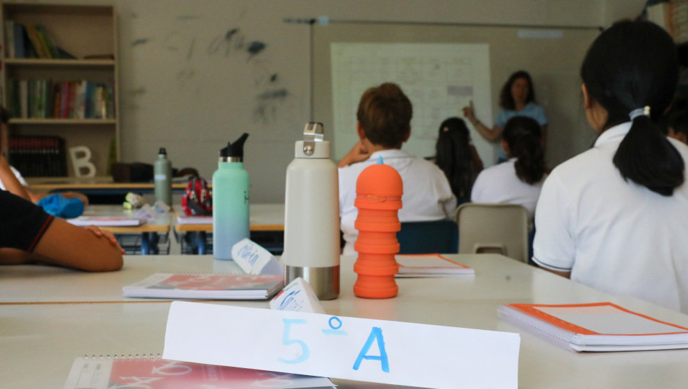 Una profesora da clase el día del inicio del curso