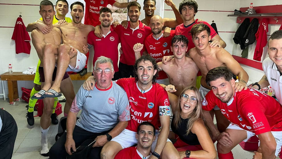 Los jugadores del Charles celebrando la victoria ante el Zamora