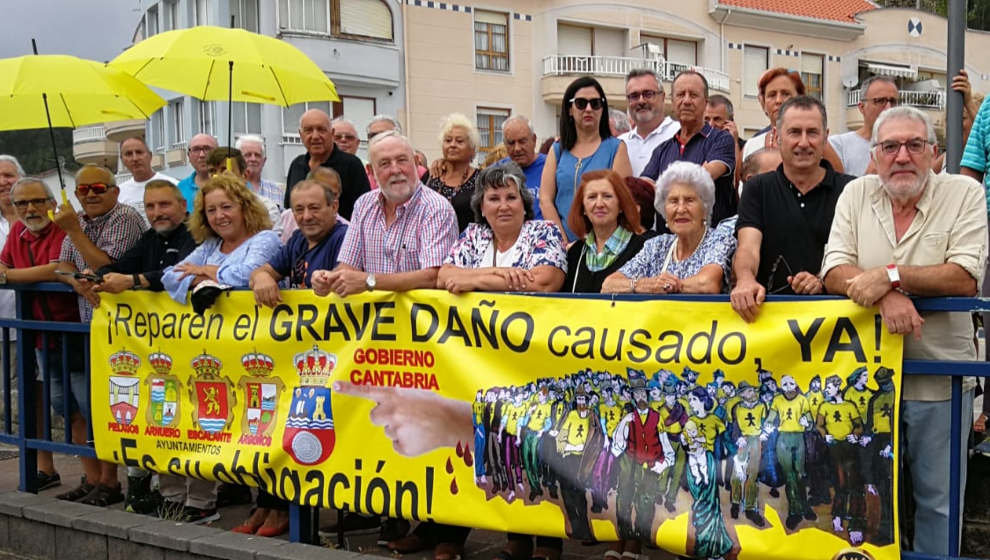 Imagen de una protesta por las sentencias de derribo en Argoños