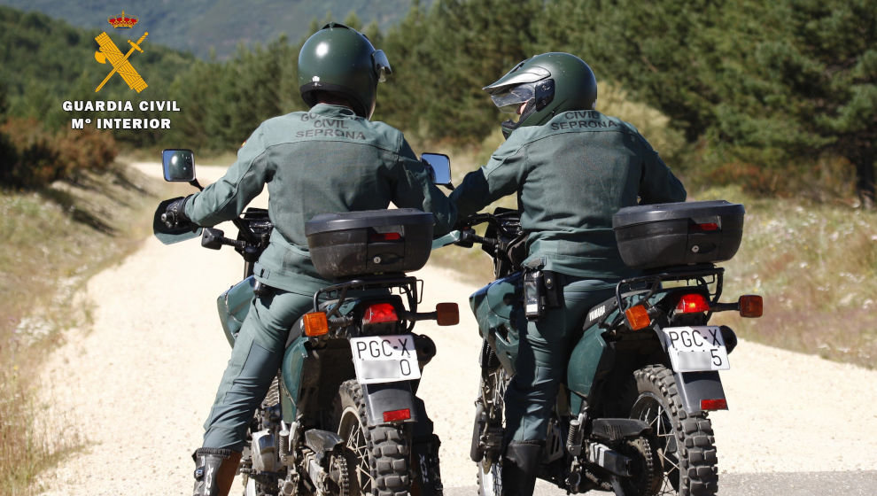 Agentes del Seprona vigilando zonas forestales para prevenir incendios