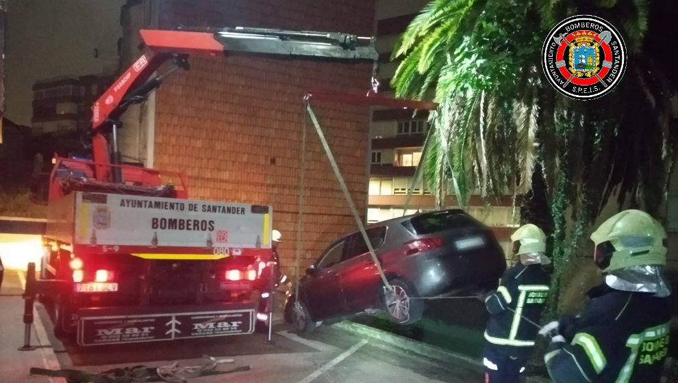 Los bomberos rescatando el coche. Foto: Twitter Bomberos de Santander