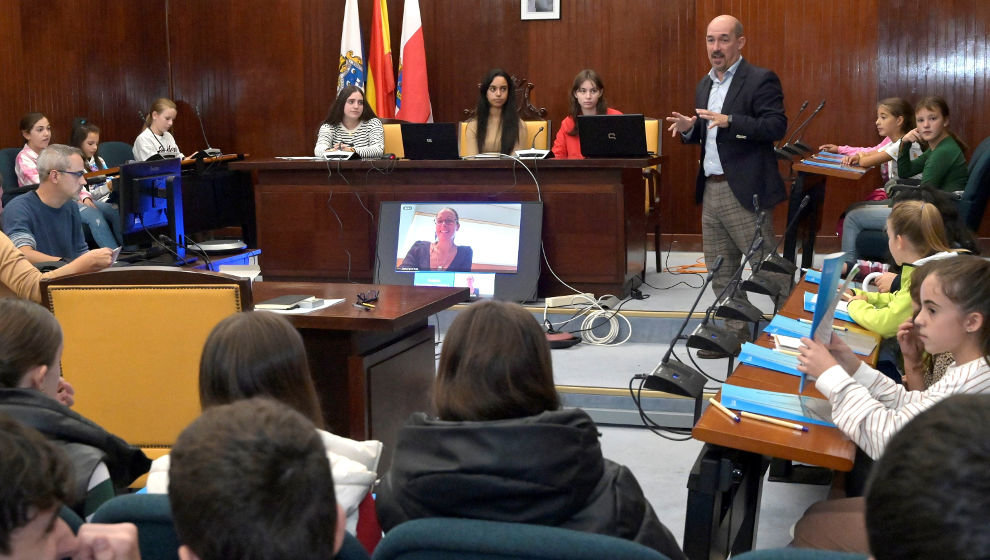 Pleno de Santander compuesto únicamente por niñas por su Día Internacional