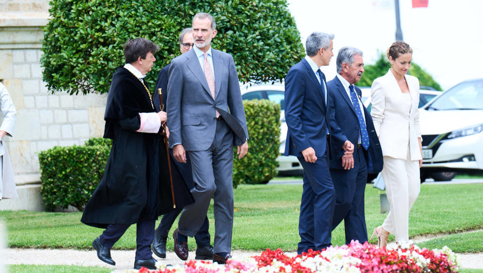 El rector de la Universidad Internacional Menéndez Pelayo (UIMP), Carlos Andradas (i), y el Rey Felipe VI (c),