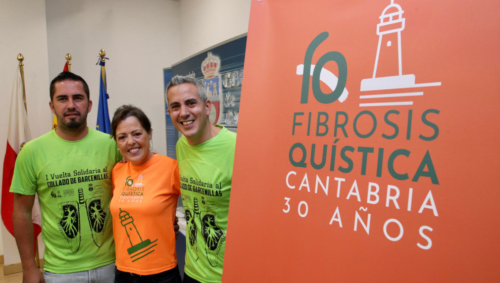 El vicepresidente y consejero, Pablo Zuloaga (dcha); la presidenta de ACFQ, Blanca Ruiz; y el representante de la Asociación Cultural de Barcenillas, Pedro Gutiérrez, en la presentación de la I Vuelta Solidaria al Collado de Barcenillas