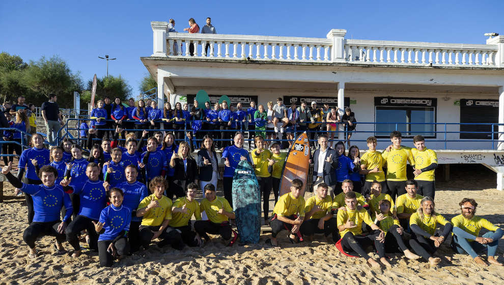 La consejera de Empleo, Eugenia Gómez de Diego, y la alcaldesa de Santander, Gema Igual, asisten a la clase de surf de los participantes en el 'European Youth Event Santander' en la playa de El Sardinero