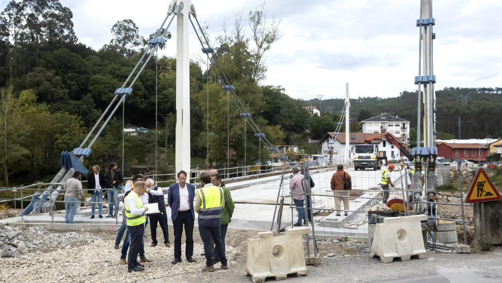 El consejero de Obras Públicas, Ordenación del Territorio y Urbanismo, José Luis Gochicoa, visita las obras del puente de Virgen de la Peña.