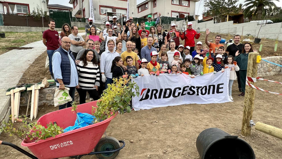 Participantes en la reforestación forestal popular organizada por Bridgestone en Puente San Miguel (Reocín)