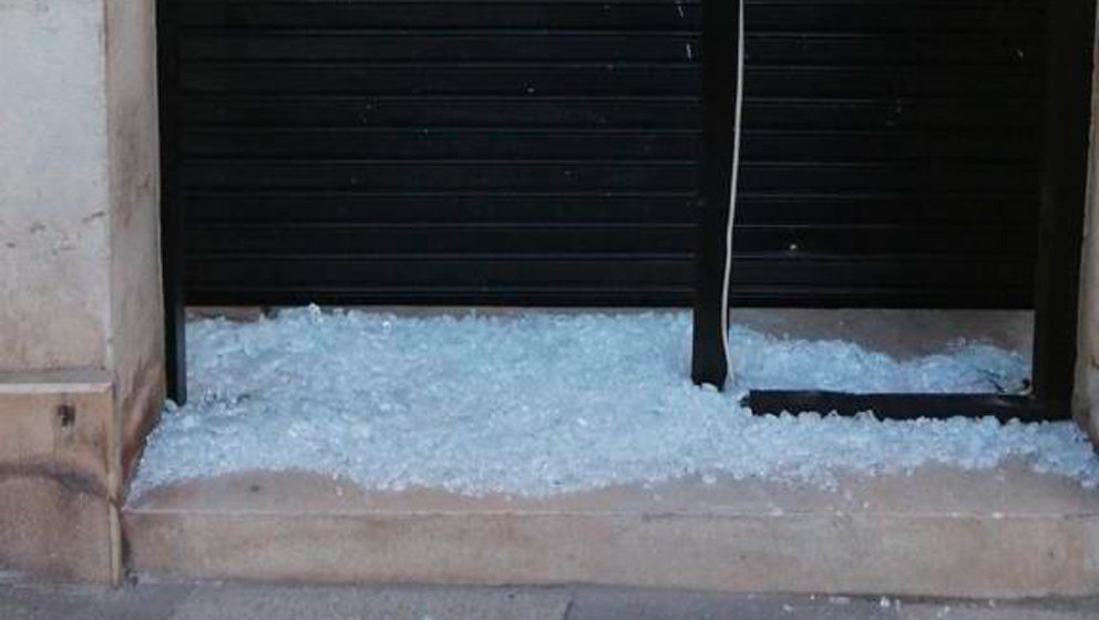 Estado en el que ha quedado la puerta del comercio tras el accidente | Foto: edc