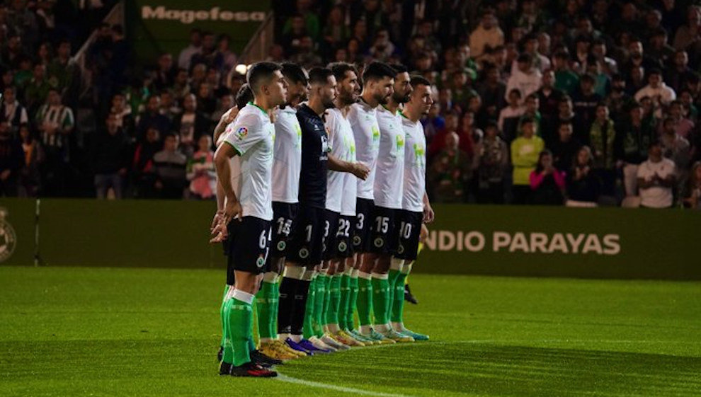 Los jugadores guardan un minuto de silencio en el Día de Todos los Santos