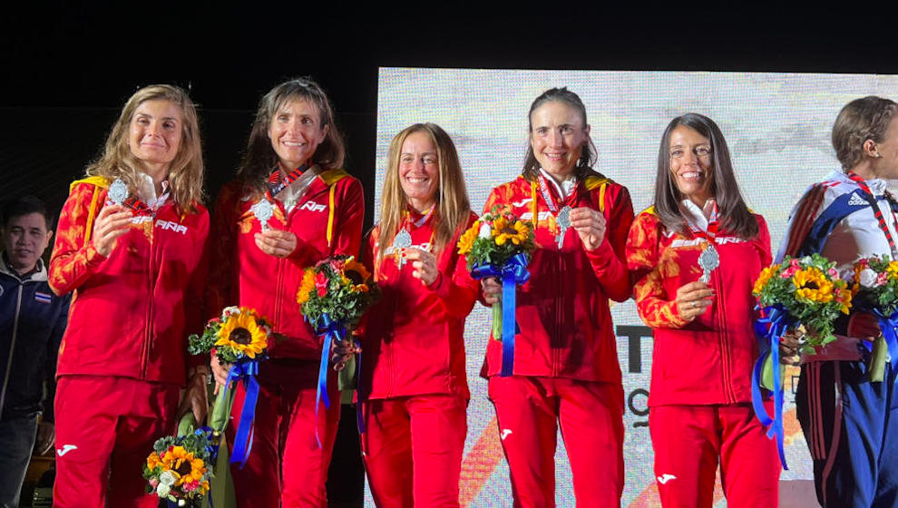 Azara García de Los Salmones y Borja Fernández se cuelgan una medalla por equipo sen el Mundial de Trail-Mountain Running