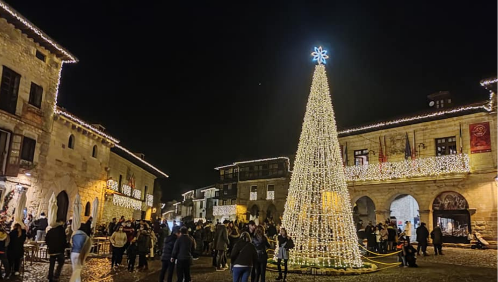 Santillana del Mar iluminada con la Navidad