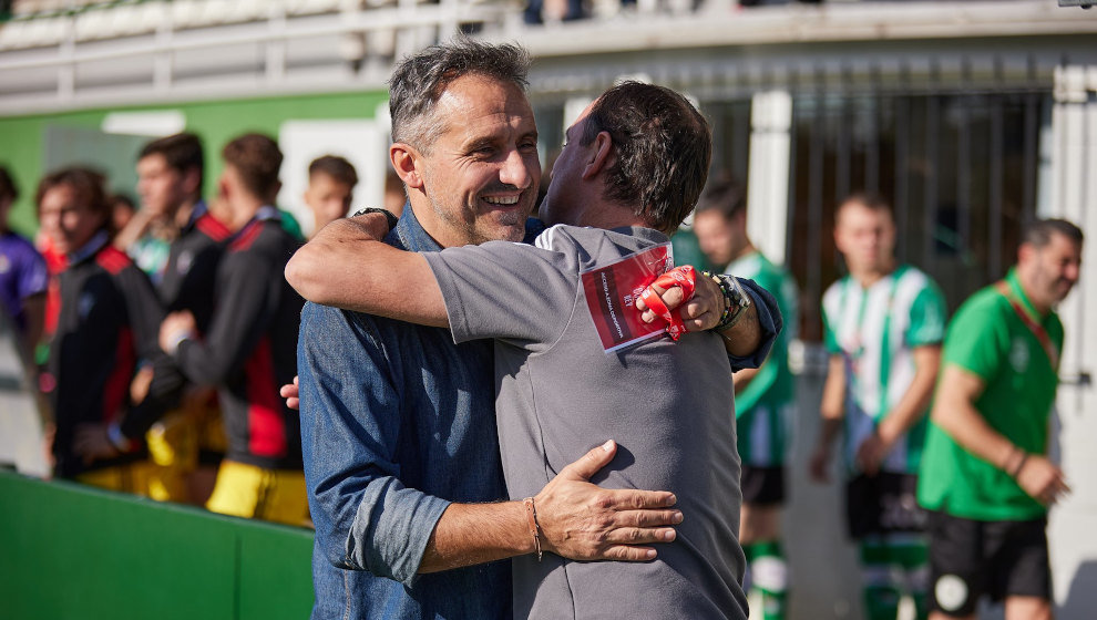 Los entrenadores se saludan antes del partido | Foto: CF Vimenor