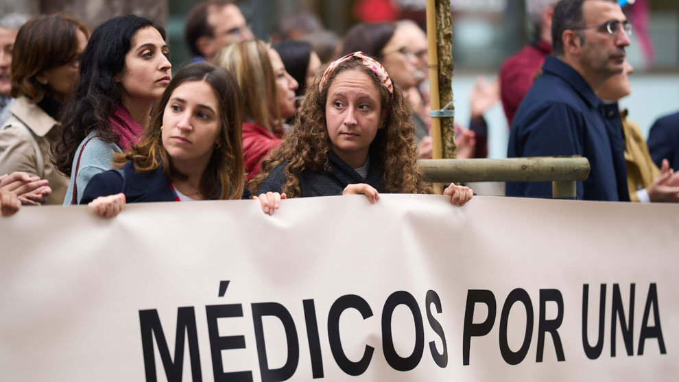 Varias personas participan durante la concentración de médicos de Atención Primaria convocada por el Sindicato Médico en la Sede del Gobierno regional