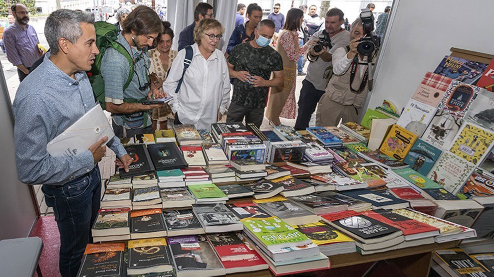 El vicepresidente y consejero de Universidades, Igualdad, Cultura y Deporte, Pablo Zuloaga, participa en la inauguración de la V edición de la Feria del Libro de Torrelavega