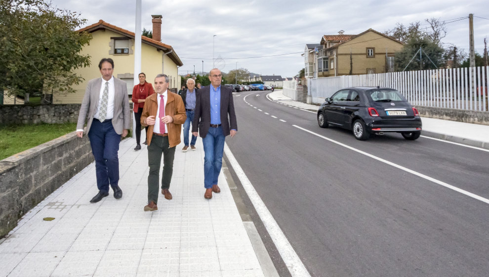 El consejero de Obras Públicas, José Luis Gochicoa, visita las obras de seguridad vial ejecutadas en el municipio