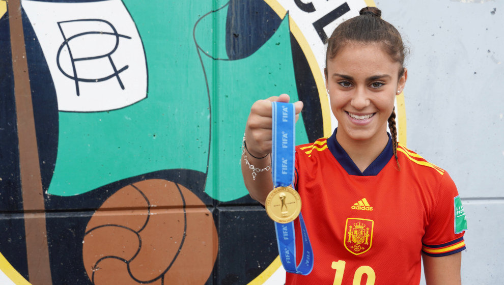 Naara Miranda posa con la medalla de oro