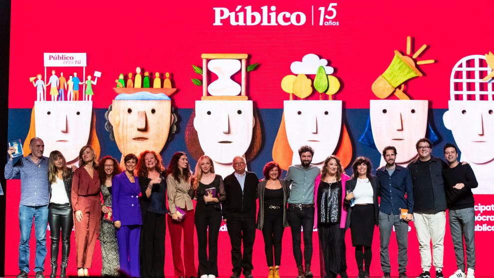 Foto de familia de todos los premiados junto a las ministras de Educación y Política Territorial y de miembros de la redacción del periódico