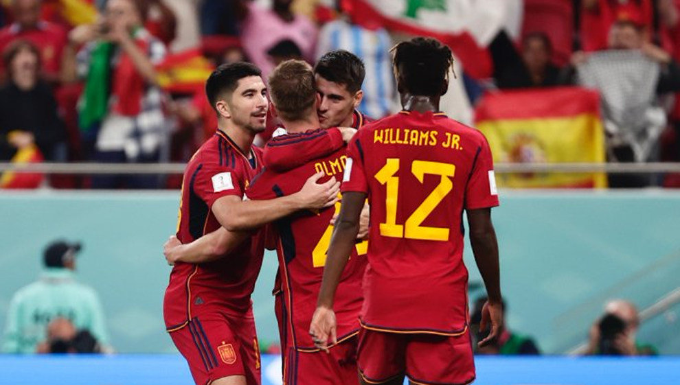 Los jugadores de 'La Roja' celebran un tanto