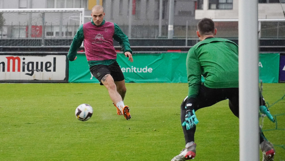 El racinguista Jorge Pombo, durante el entrenamiento