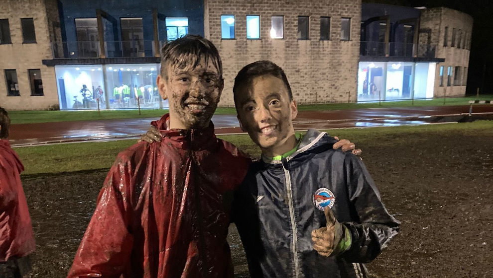 Los niños de la base del Charles entrenando en el barro | Foto: Twitter @Rodrigosnrmn9