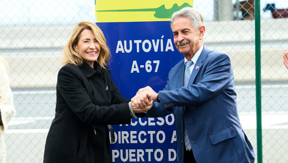 La ministra de Transportes, Movilidad y Agenda Urbana, Raquel Sánchez, y el presidente de Cantabria, Miguel Ángel Revilla, durante el acto de puesta en servicio del nuevo acceso al Puerto de Santander desde la A-67