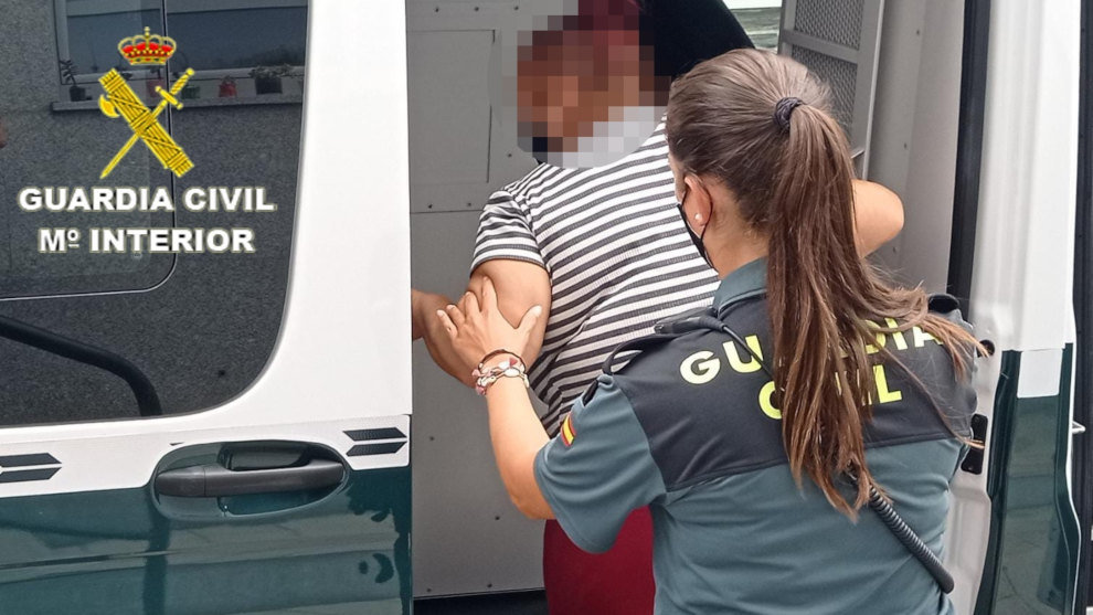 Una agente de la Guardia Civil