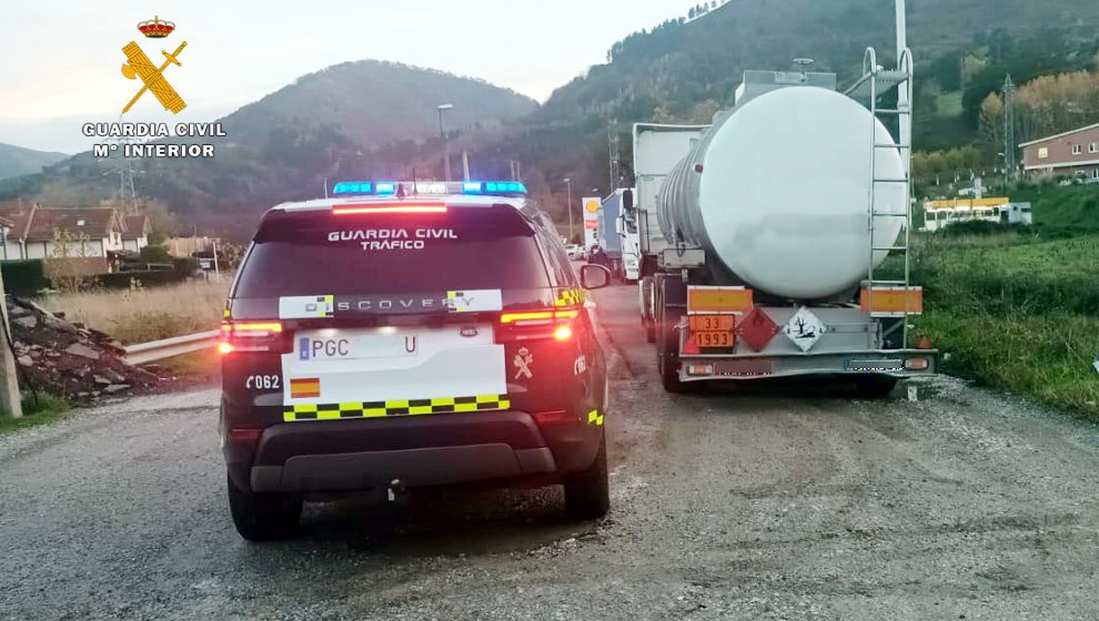 Imagen de la Guardia Civil con el detenido