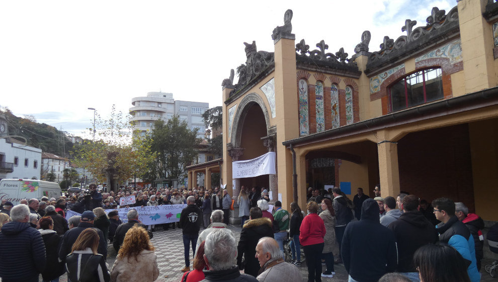 Los comerciantes del Mercado de Abastos de Laredo se concentran este domingo contra su %22desalojo%22.04