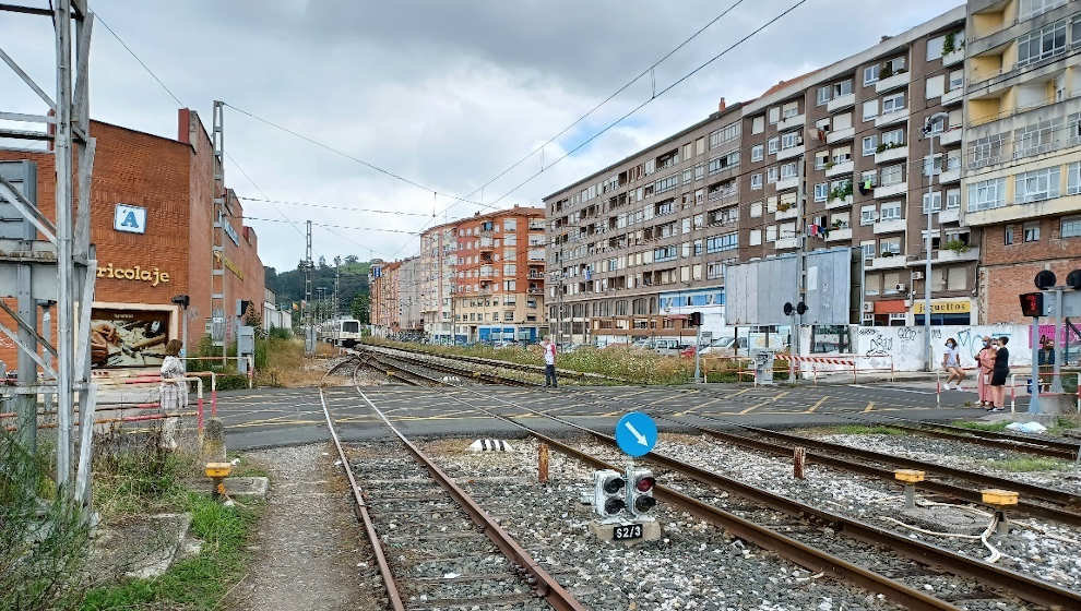 Paso de las vías en Torrelavega