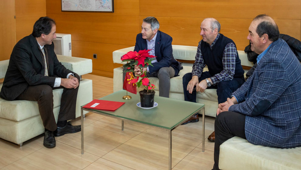 El consejero de Obras Públicas, Ordenación del Territorio y Urbanismo, José Luis Gochicoa, se reúen con el alcalde de Campoo de Enmedio, Pedro Manuel Martínez