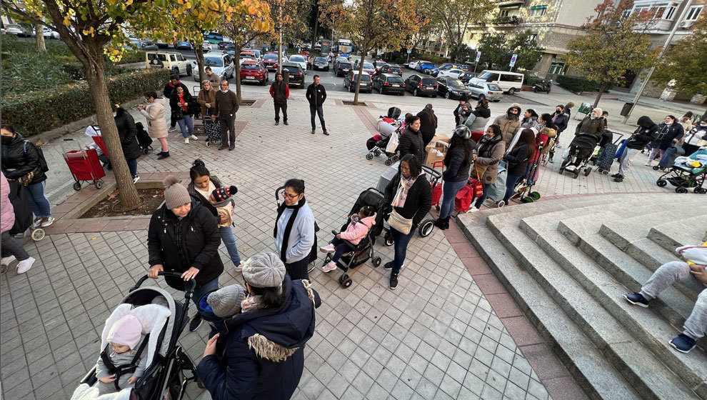 Familias hacen cola para recibir alimentos de la Fundación Madrina