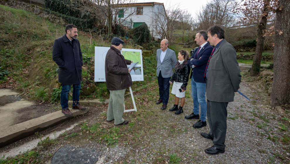 Los consejeros de Obras Públicas, Ordenación del Territorio y Urbanismo, José
Luis Gochicoa, y de Desarrollo Rural, Ganadería, Pesca, Alimentación y
Medio Ambiente, Guillermo Blanco, visitan las mejoras realizadas en el
saneamiento de Molledo