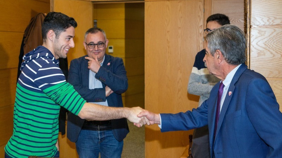 Revilla felicita al alumno de la UC Fernando Gómez por su medalla de oro en ciencia de materiales. 